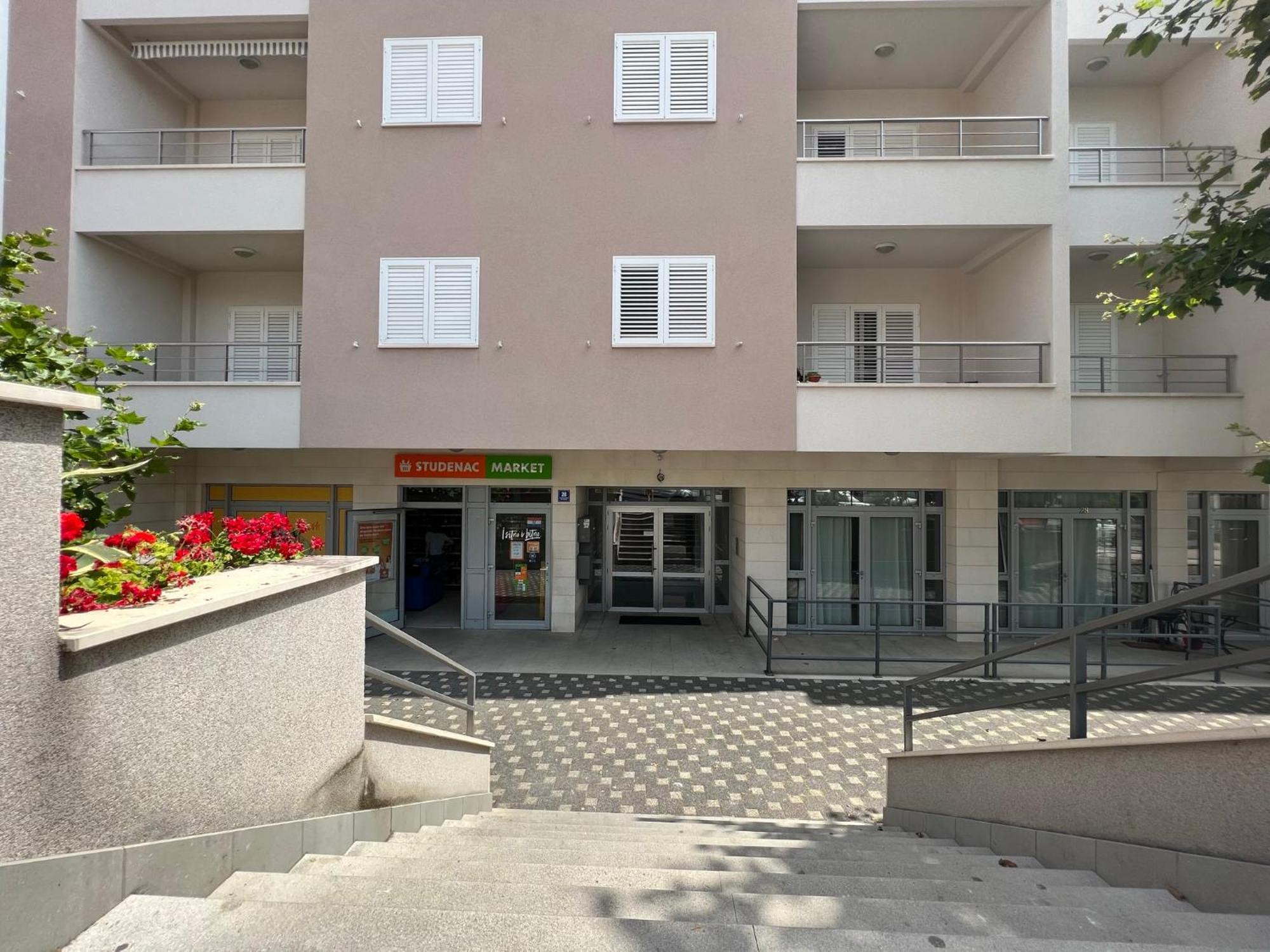 Apartment Lucija - Cozy Flat In The City Center With A Sea View & Parking Makarska Eksteriør bilde